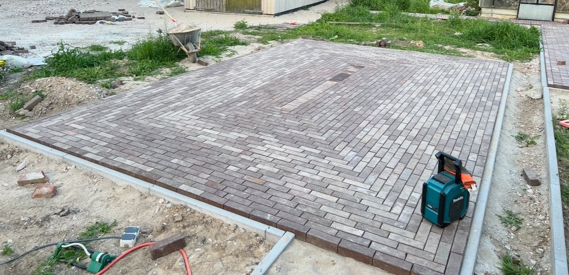 >800m2 gebbaken dikformaat klinkers / stenen op pallets!, Ophalen, Zo goed als nieuw, Beton, Klinkers