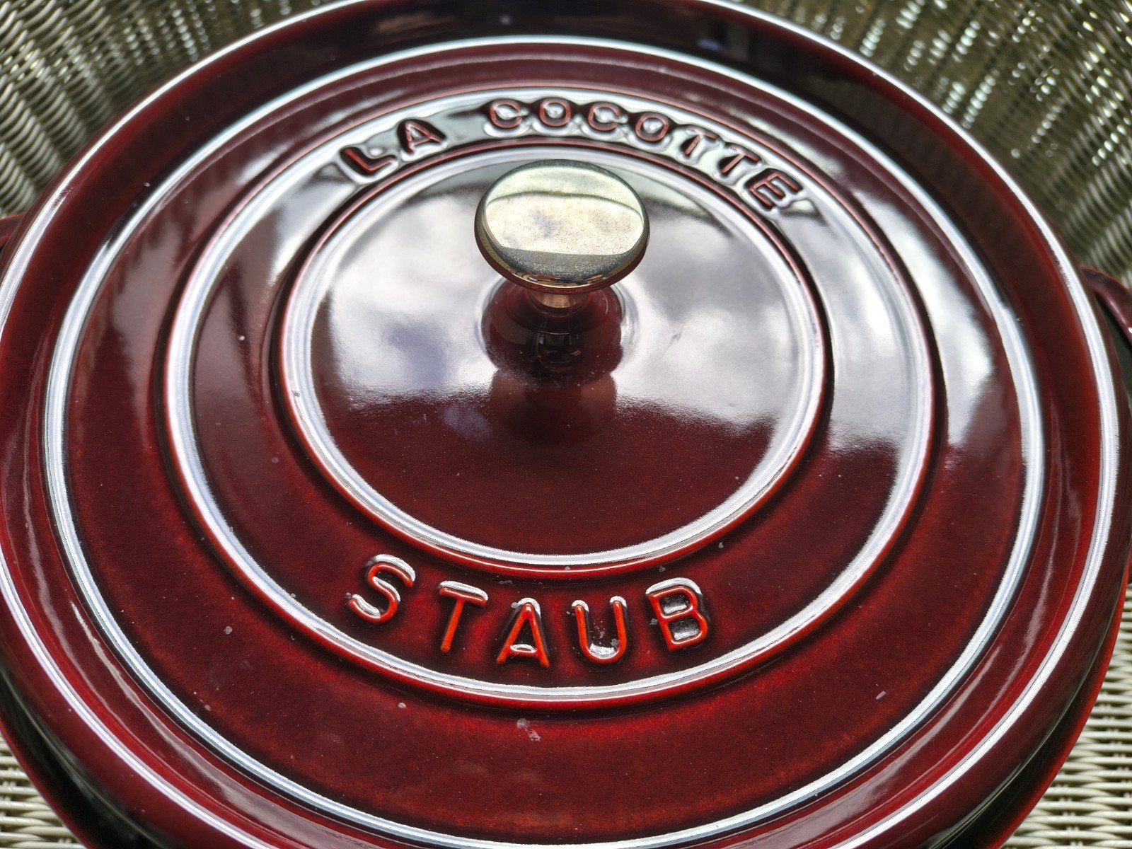 Staub La Cocotte 28 cm in kleur grenadine, Gebruikt, Ophalen of Verzenden, Overige merken, Braadpan
