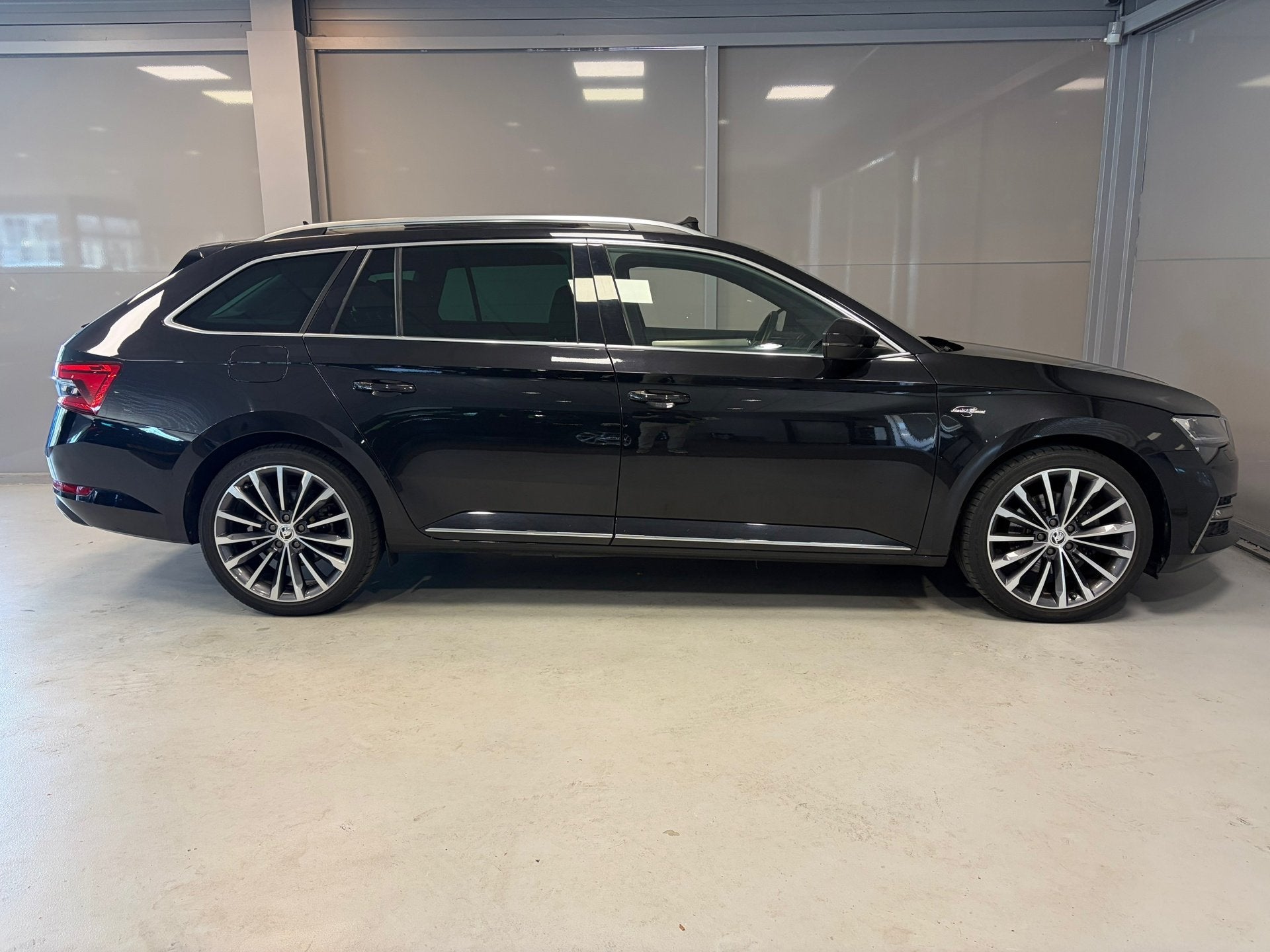 Skoda Superb Combi Laurin & Klement 1.4 TSI iV PHEV | Panora, Auto's, Dealer onderhouden, Gebruikt, 4 cilinders, Zwart