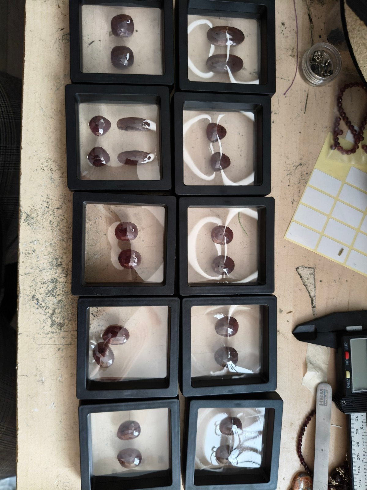 Mooie Robijn of Saffier edelstenen (per paar), Sieraden, Tassen en Uiterlijk, Ophalen of Verzenden, Gebruikt