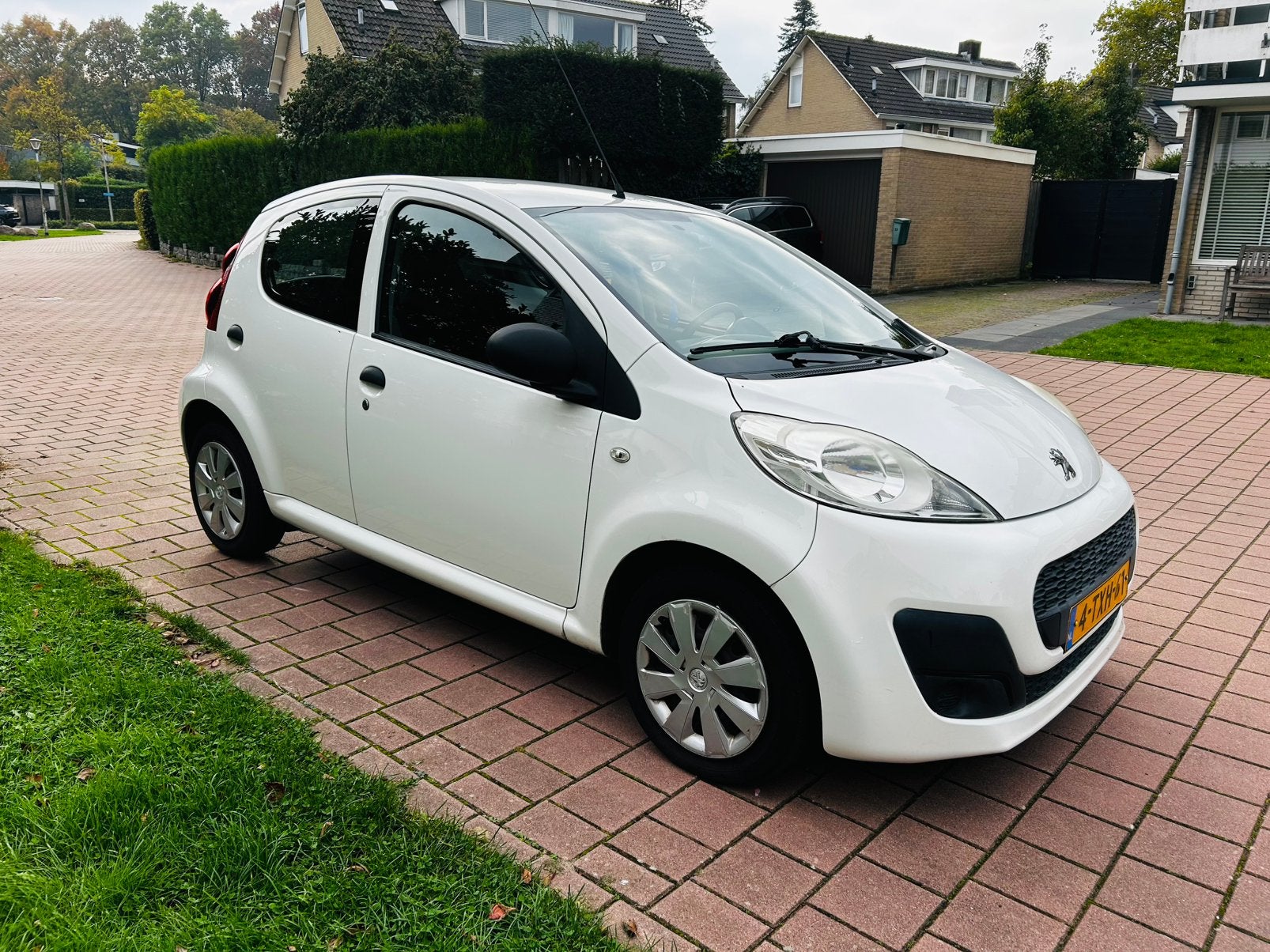 Peugeot 107 1.0 12V / LAGE KM / 2014 / NAVI / NWE APK / 5DR, Auto's, Voorwielaandrijving, Stof, 4 stoelen, Origineel Nederlands