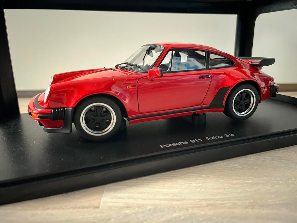 Porsche 911 (930) Turbo 1986 rood #77982 Autoart 1:18, Hobby en Vrije tijd, Modelauto's | 1:18, Ophalen of Verzenden, Zo goed als nieuw