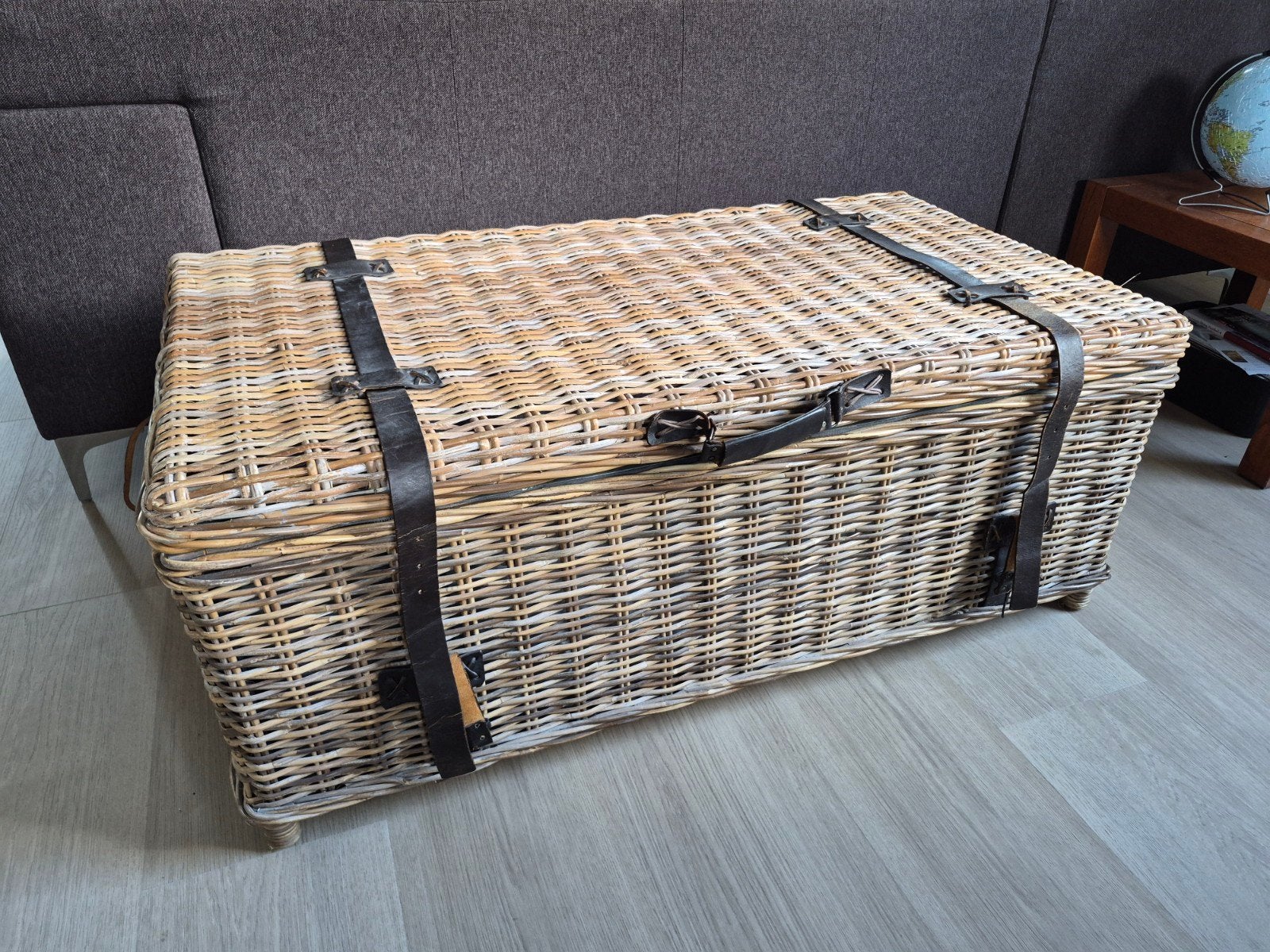 Grote rieten kist met leren banden en handvat, Ophalen, Gebruikt, 100 tot 150 cm, Overige houtsoorten