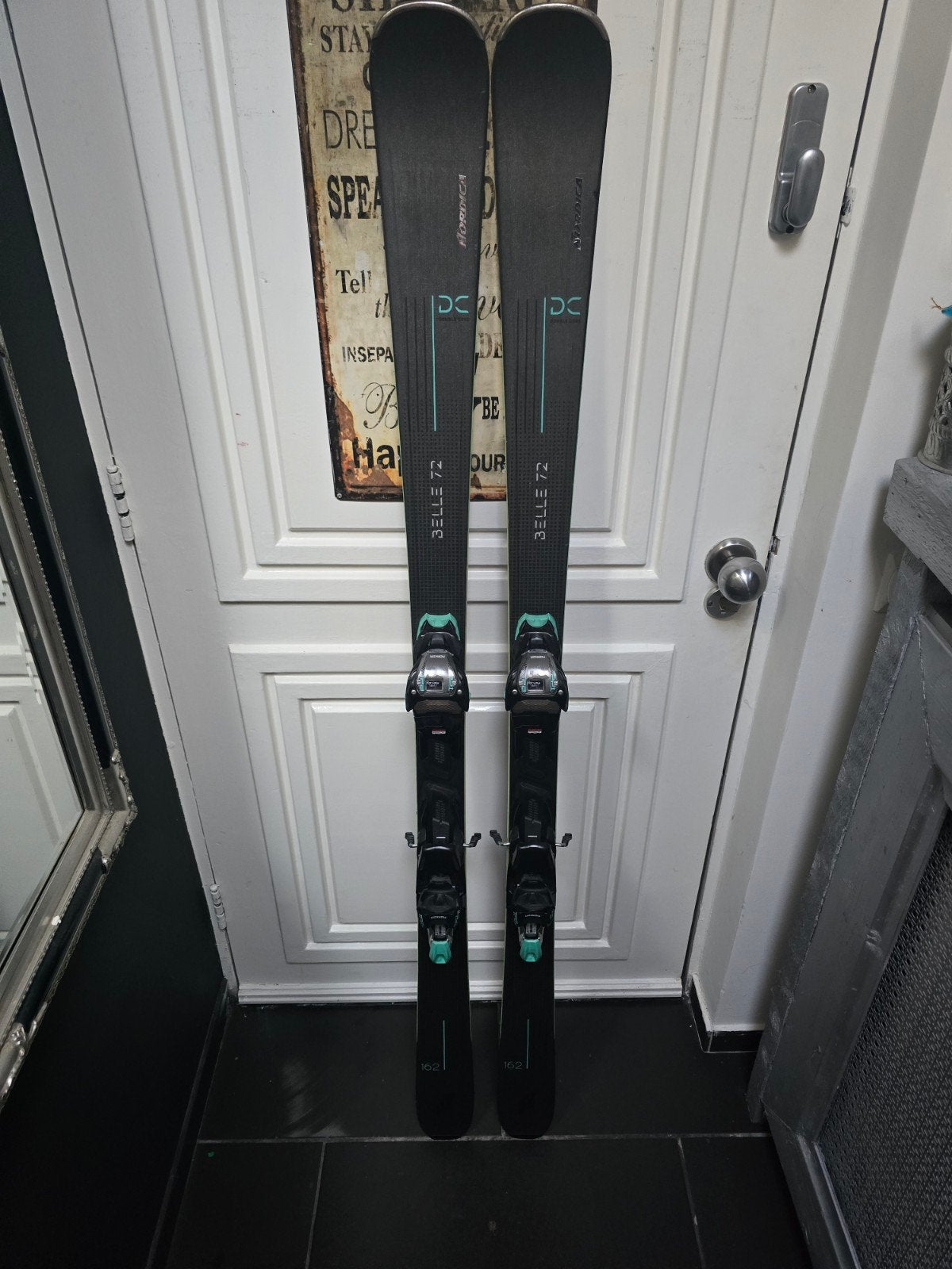 162cm NORDICA BELLE 72 DC DAMES ALL ROUND CARVE CARBON, 160 tot 180 cm, Ophalen of Verzenden, Zo goed als nieuw, Carve