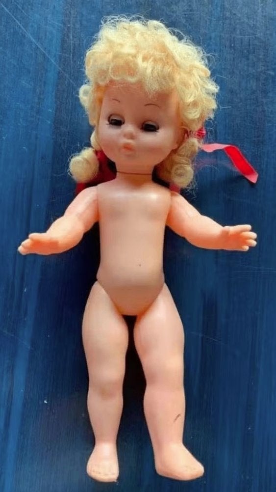 Pop met gummi hoofd, slaapogen en twee staartjes; 27,5 cm, Ophalen of Verzenden, Gebruikt, Pop