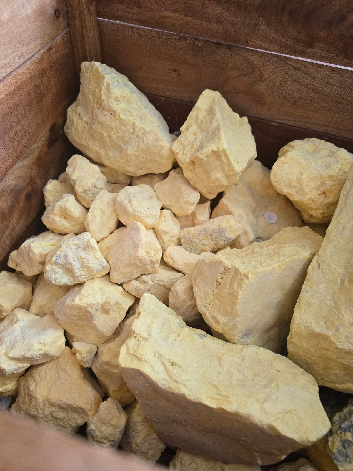 bak vol edelstenen / mineralen, Ophalen