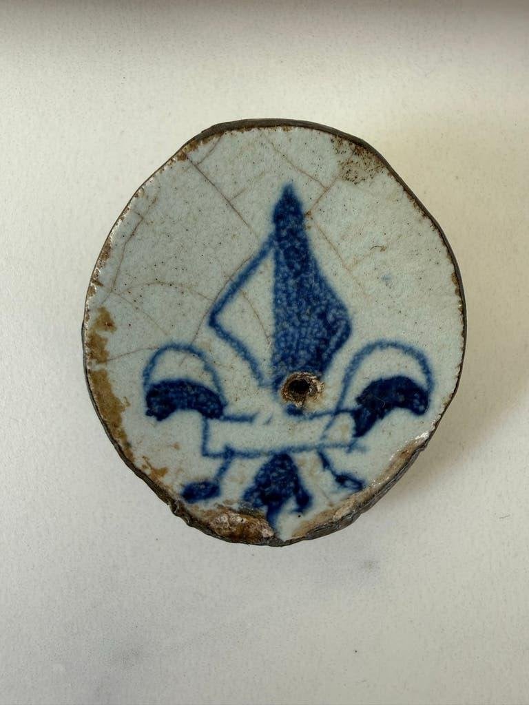 Unieke broche van antieke tegel met Franse lelie, Overige materialen, Gebruikt, Minder dan 4 cm, Verzenden