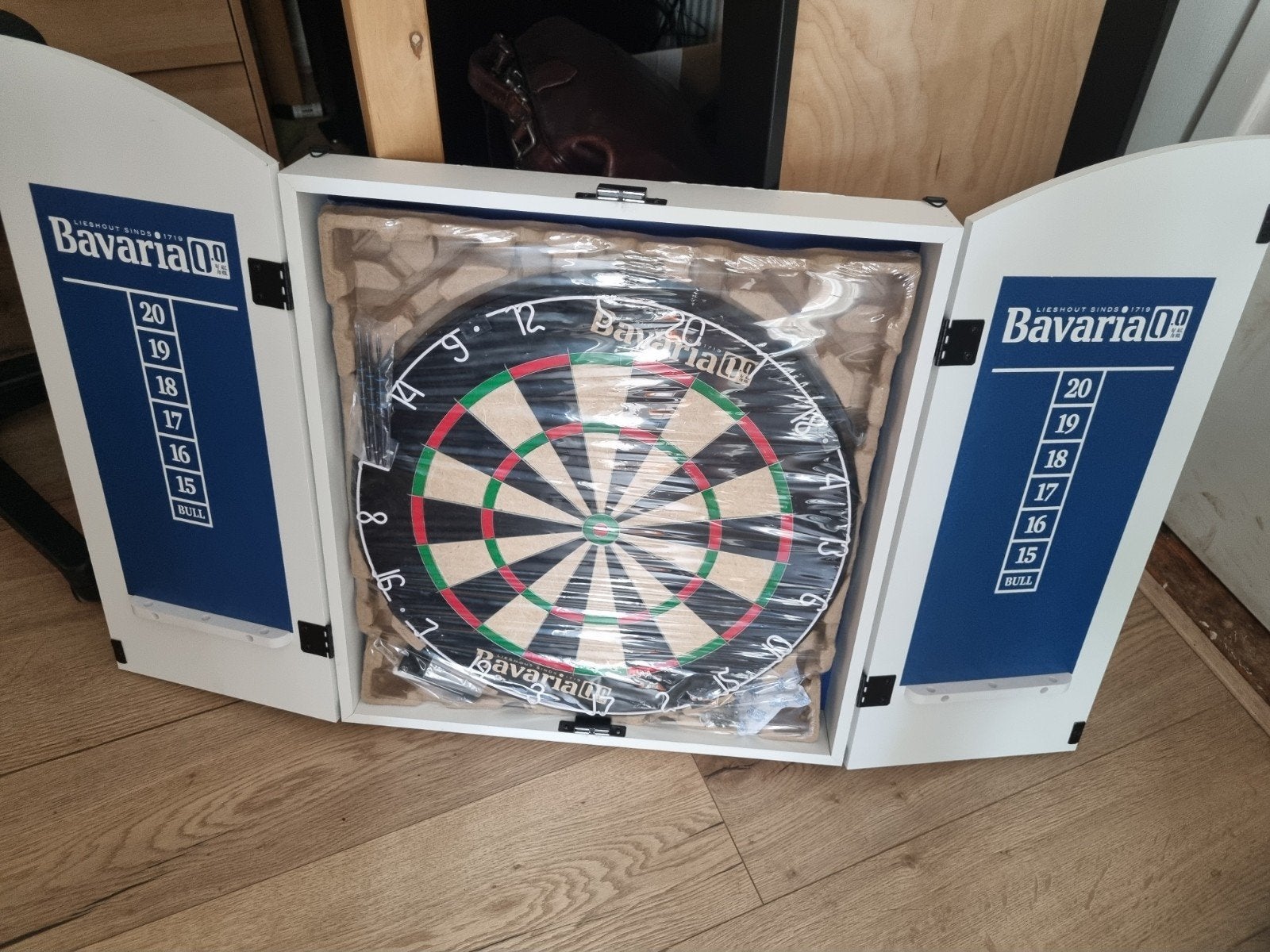 Bavaria Dartbord met kast - Nieuw in verpakking, Sport en Fitness, Darts, Ophalen