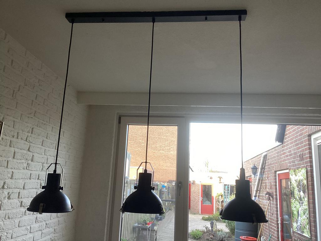 Moderne zwarte hanglamp met 3 kappen - Zo goed als nieuw, Ophalen of Verzenden, Zo goed als nieuw, Metaal, 75 cm of meer