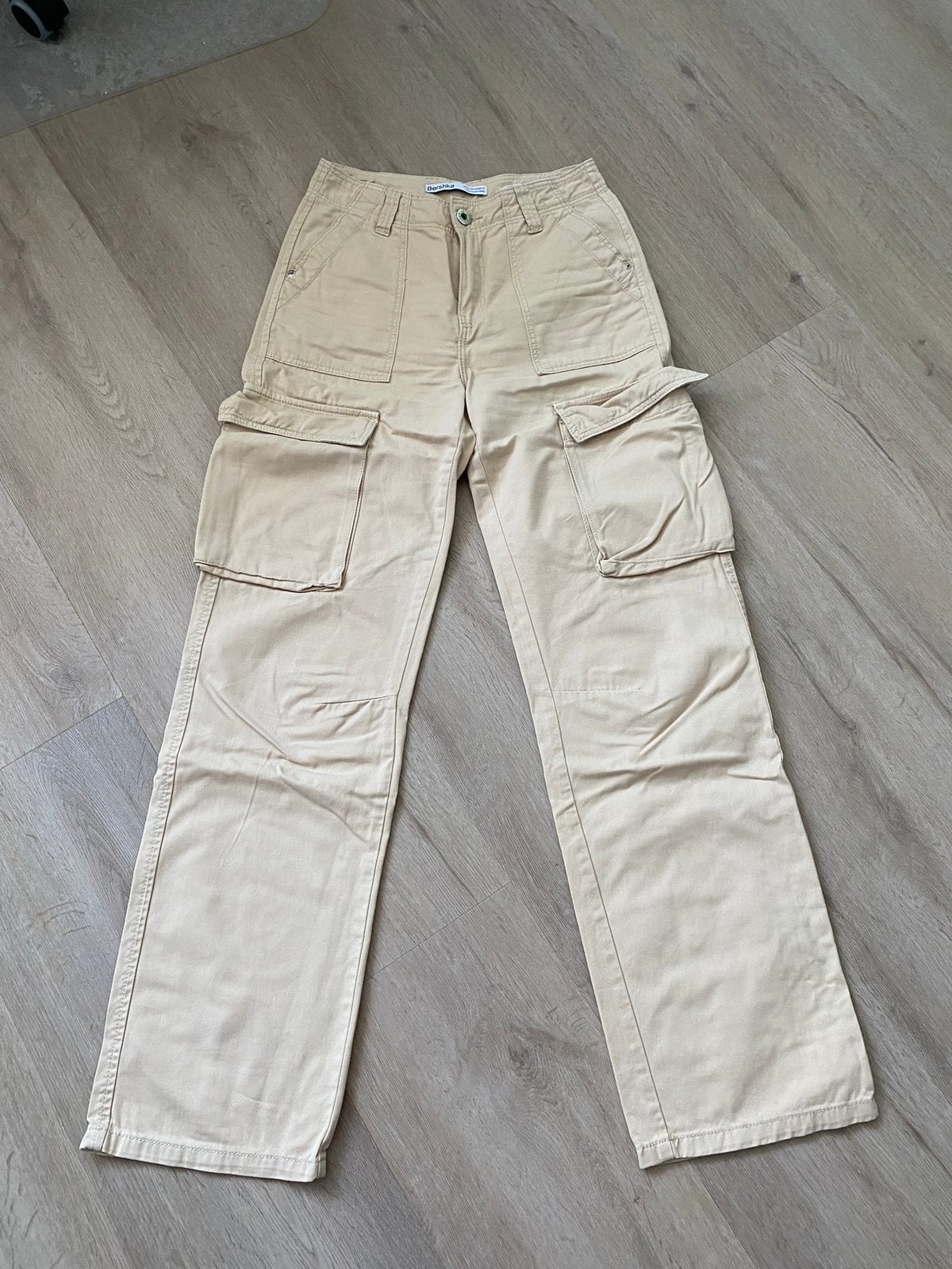 Cargo broek beige van Bershka maat 32, Beige, Ophalen of Verzenden, Maat 34 (XS) of kleiner, Lang