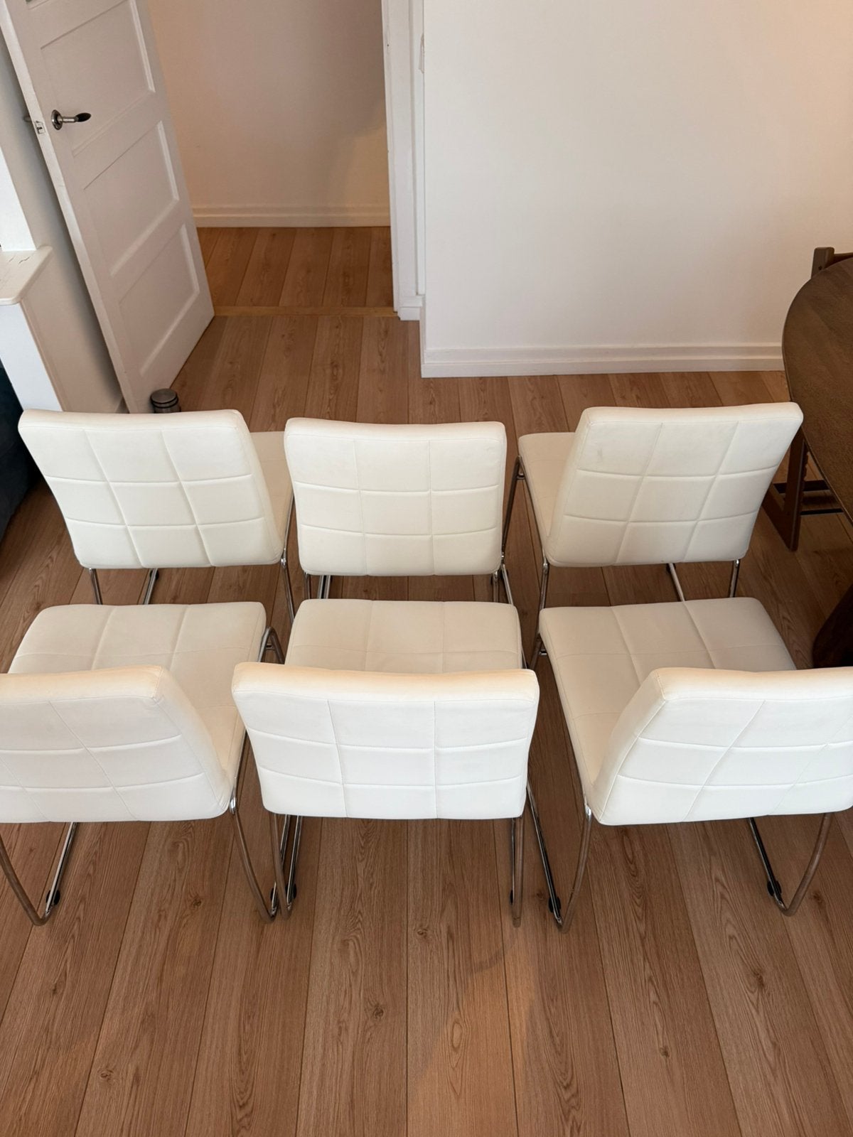 Foto 4 van 6 witte eetkamerstoelen – licht gebruikt