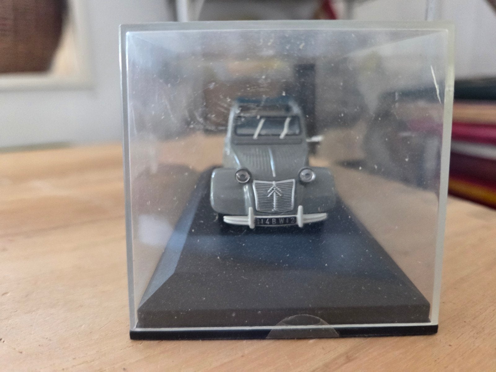 Citroën 2CV (1957) schaalmodel in vitrine, Ophalen of Verzenden, Gebruikt, Auto, Overige merken