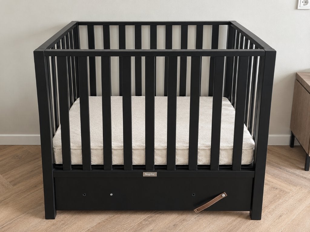 Zwarte box met lade, matras en Jollein boxkleed, Kinderen en Baby's, Ophalen, Gebruikt, Vierkant, In hoogte verstelbaar