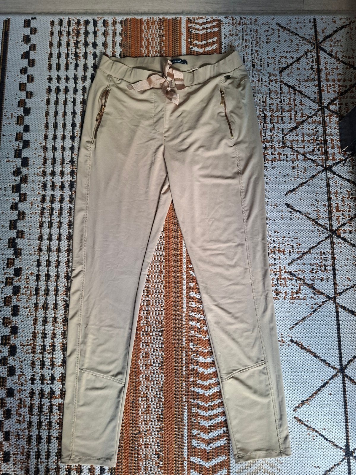 Dayz Travelstof Broek Maat M - Prachtig en Comfortabel, Kleding | Dames, Maat 38/40 (M), Beige, Ophalen of Verzenden, Zo goed als nieuw
