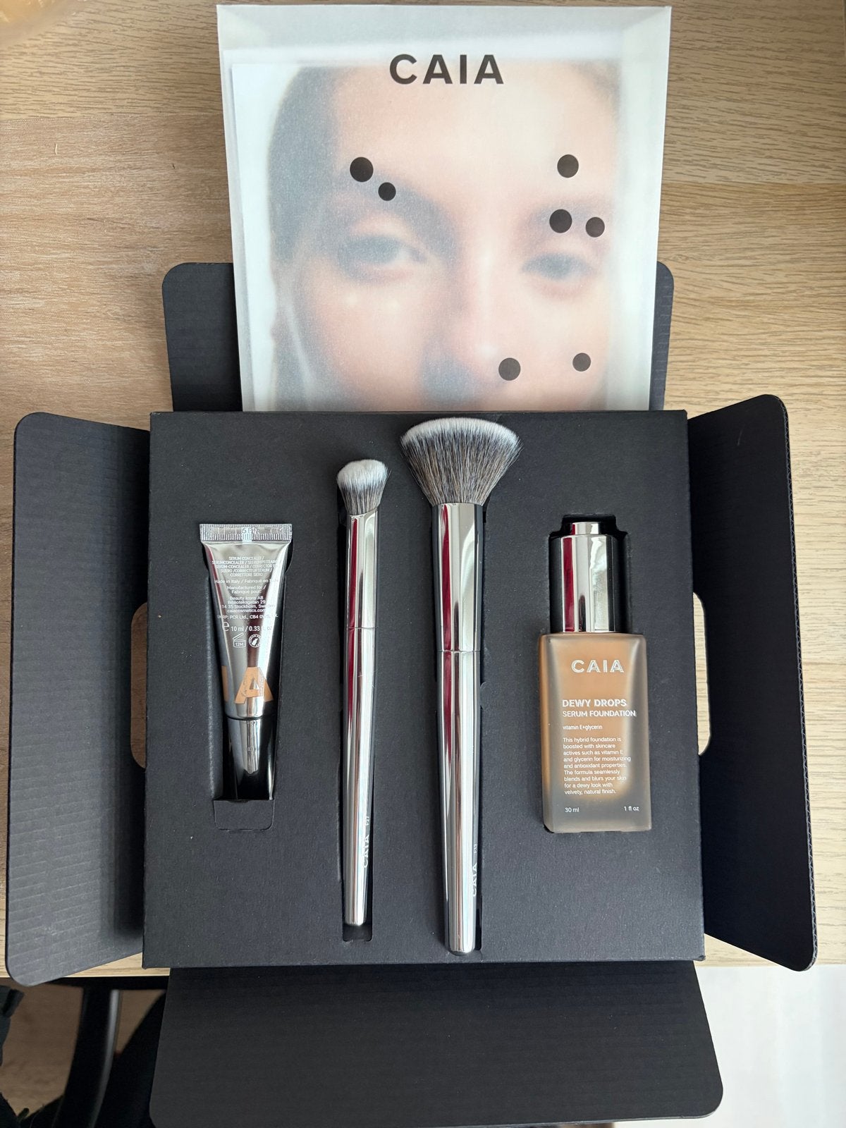 CAIA Cosmetics Dewy Drops Serum Foundation & Kwasten Set, Overige kleuren, Gehele gezicht, Nieuw, Ophalen of Verzenden