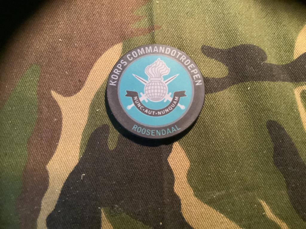 Kunt stof Cion van het Korps Commando Troepen, Verzamelen, Militaria | Algemeen, Verzenden, Landmacht, Nederland, Embleem of Badge
