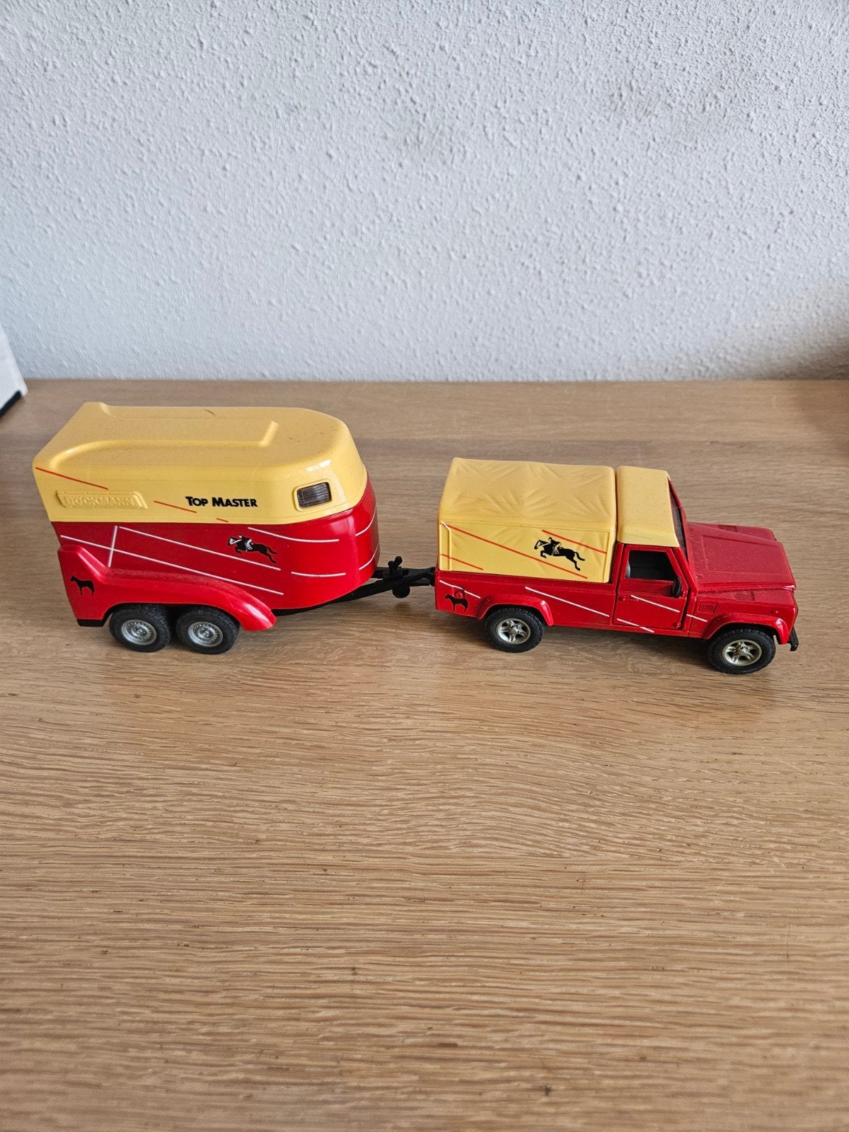 Schaal 1:32 Siku 2561 Land Rover Defender met Paardentrailer, Ophalen of Verzenden, Zo goed als nieuw, Auto