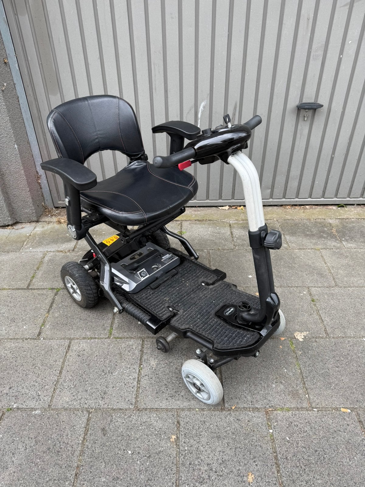 Mango Bobby Brio Carbon Deluxe opvouwbare scootmobiel, Diversen, Rolstoelen, Ophalen, Inklapbaar, Zo goed als nieuw, Elektrische rolstoel