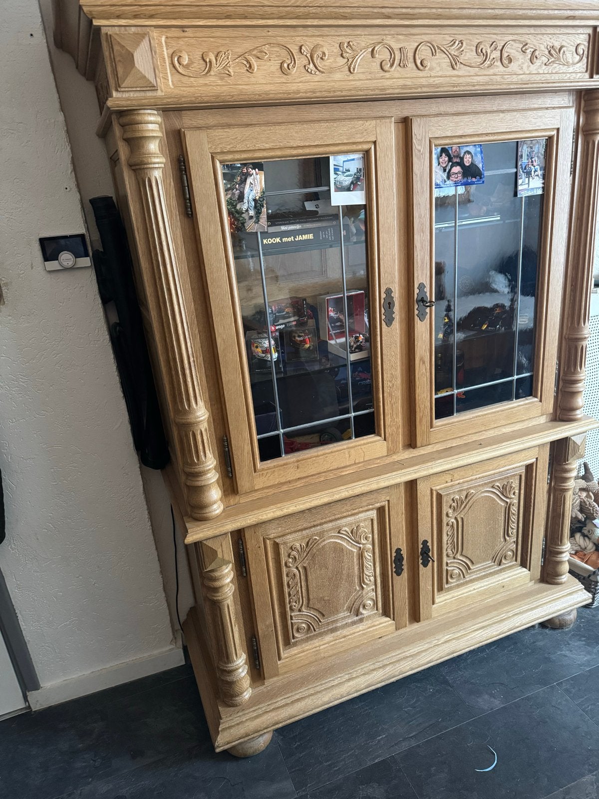 Buffetkast met verlichting en sierlijke details, Ophalen, Gebruikt, 100 tot 150 cm, Eikenhout