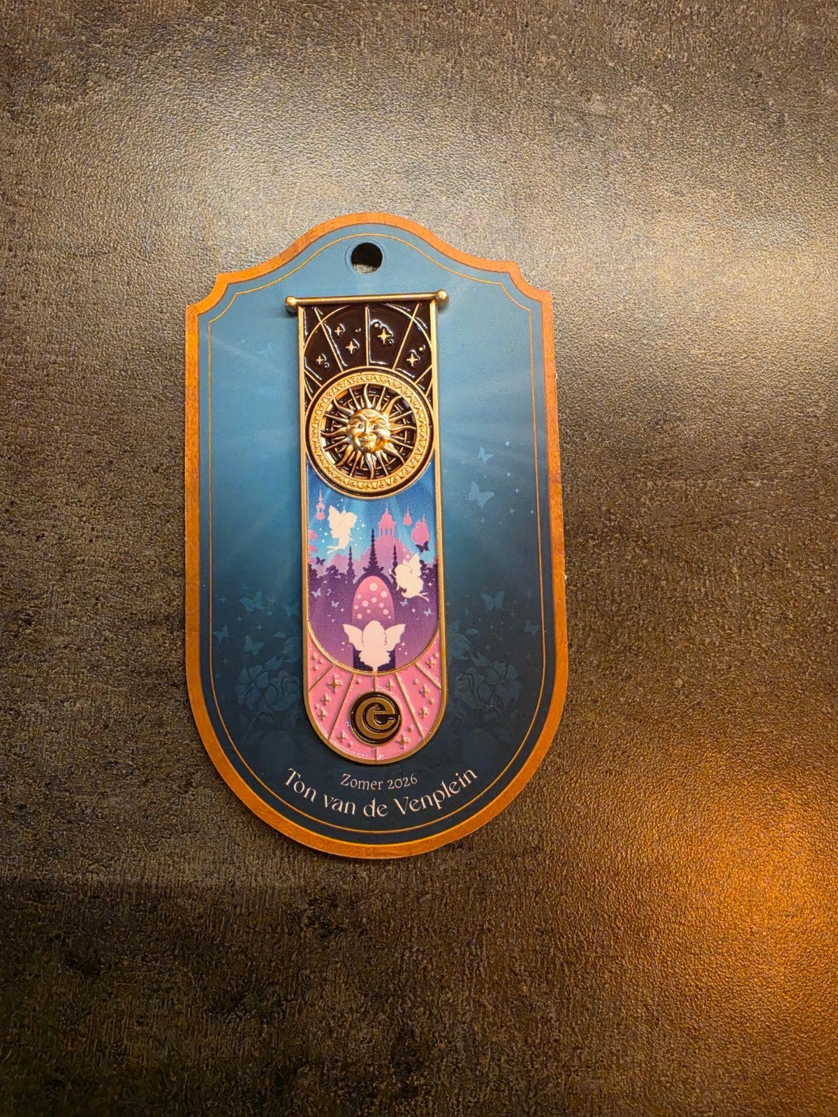 Efteling Pin Ton van de Venplein Zomer 2026, Verzamelen, Efteling, Ophalen of Verzenden, Nieuw, Button of Speldje