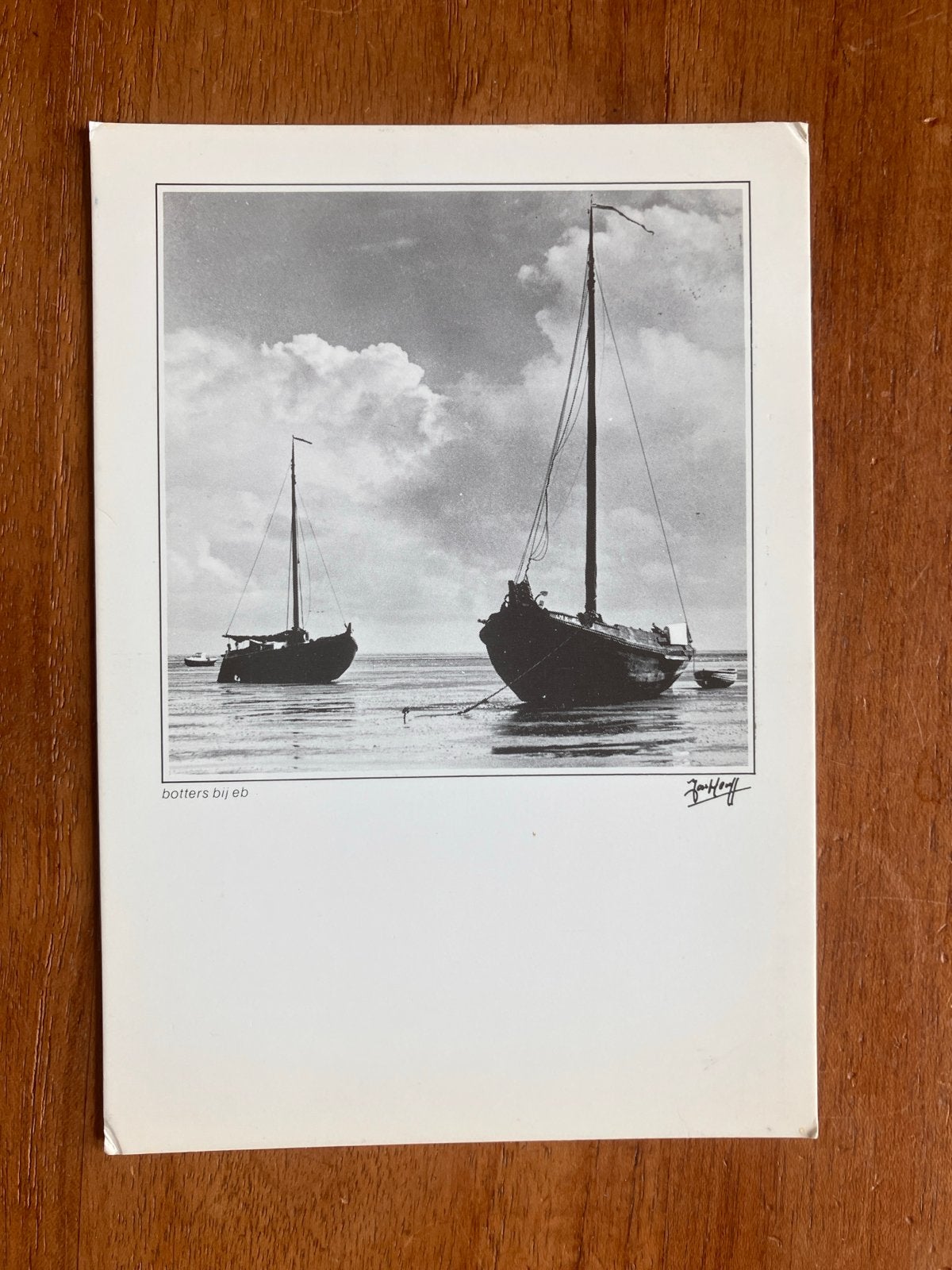 'Botters bij eb' van Jan Heuff - 1987, Verzamelen, Ophalen of Verzenden, Gebruikt, Zeilboot, Kaart, Foto of Prent