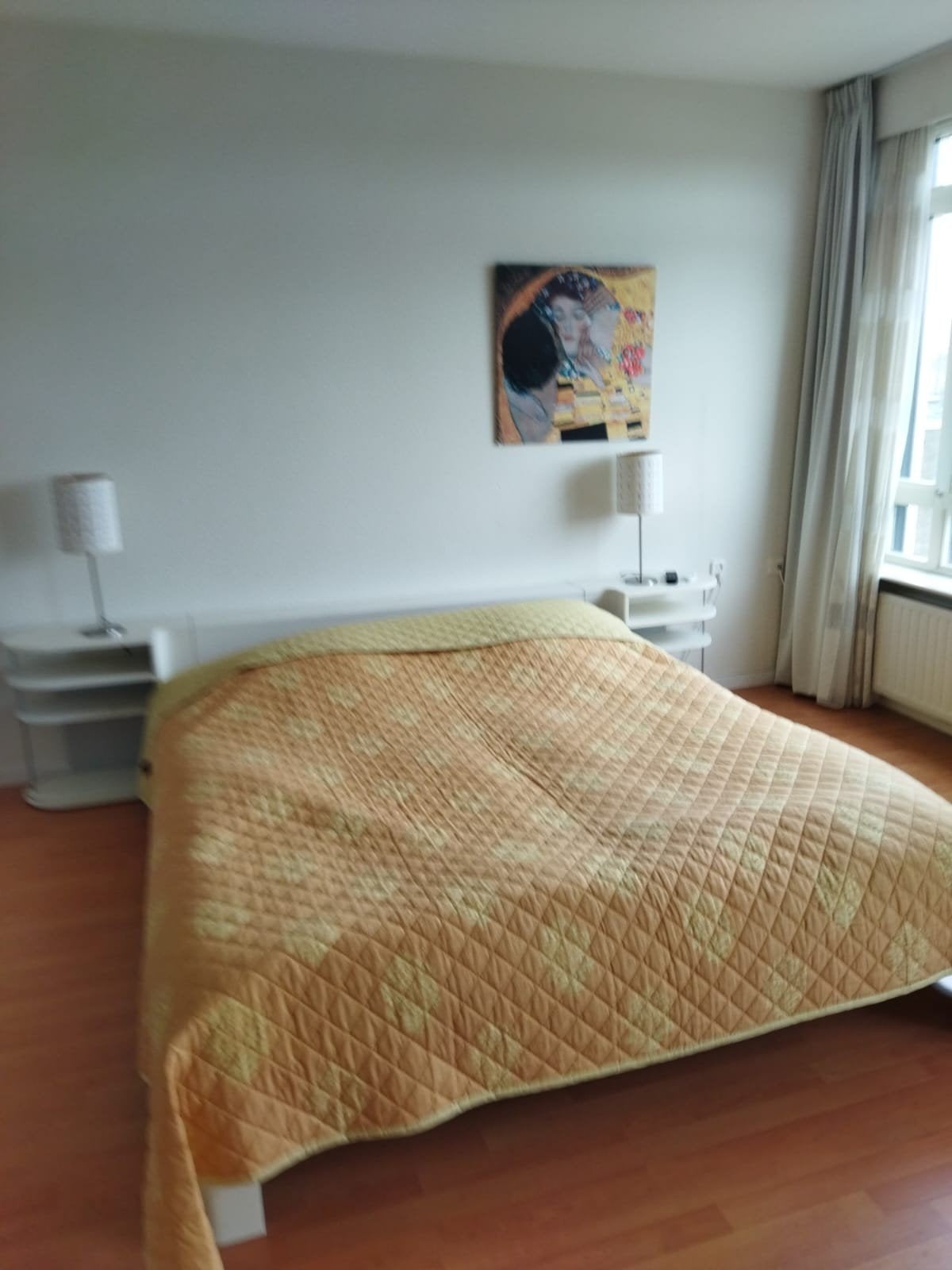 Tweepersoonsbed met nachtkastjes