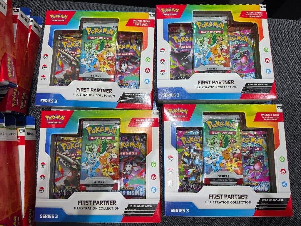 First Partner NU OPHALEN en veel meer! Day 2026 Ascended Her, Hobby en Vrije tijd, Verzamelkaartspellen | Pokémon, Ophalen, Nieuw