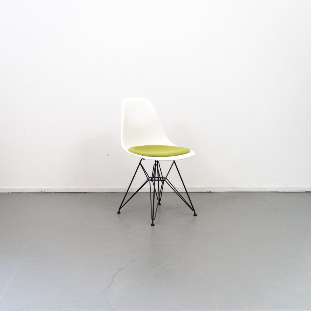 3 Vitra Eames DSR stoel kuip Apple Green onderstel Zwart, Huis en Inrichting, Stoelen, Niet ingevuld, Niet ingevuld, Zo goed als nieuw