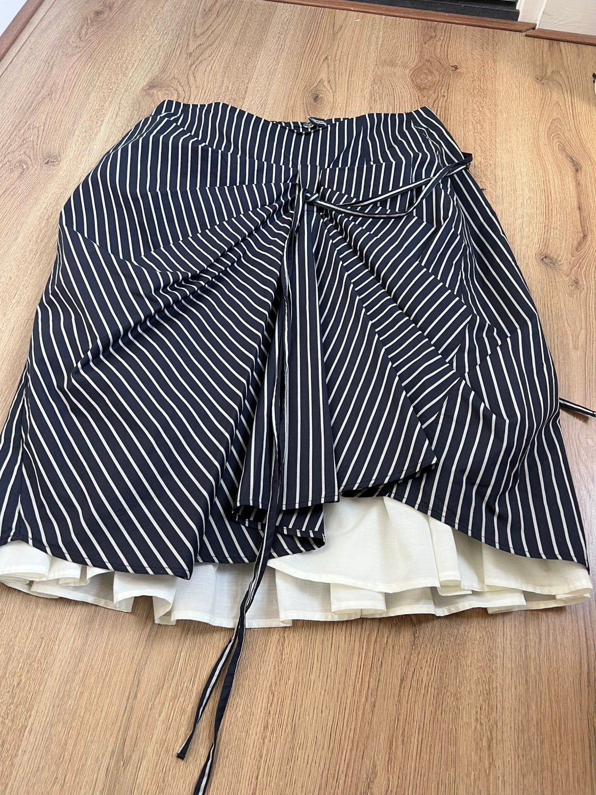Pulls antraciet grijs gestreepte rok 42 plooi, Kleding | Dames, Rokken, Zo goed als nieuw, Maat 42/44 (L), Grijs, Onder de knie