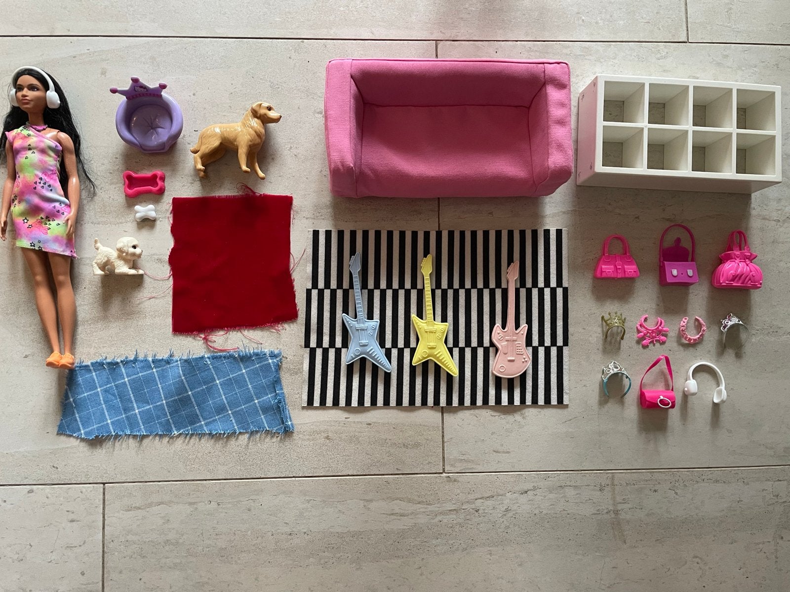 Barbie huiskamer set met bank, kast, hondjes en accessoires, Kinderen en Baby's, Speelgoed | Poppen, Ophalen of Verzenden, Gebruikt