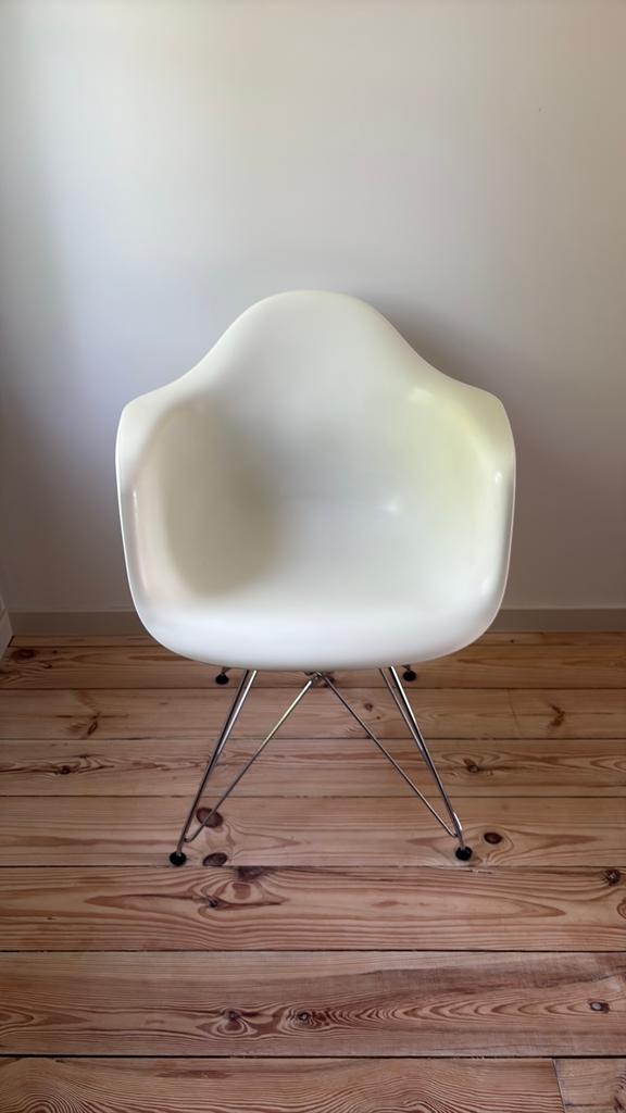Vitra Eames DAR plastic stoel wit, Ophalen, Wit, Zo goed als nieuw, Metaal
