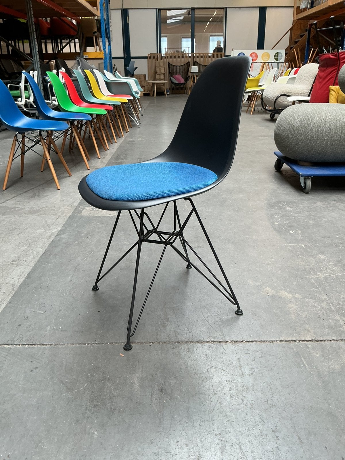 Vitra Eames Plastic Chair DSR | Stoelen | Zwart Frame, Huis en Inrichting, Stoelen, Gebruikt, Stof, -, Zwart