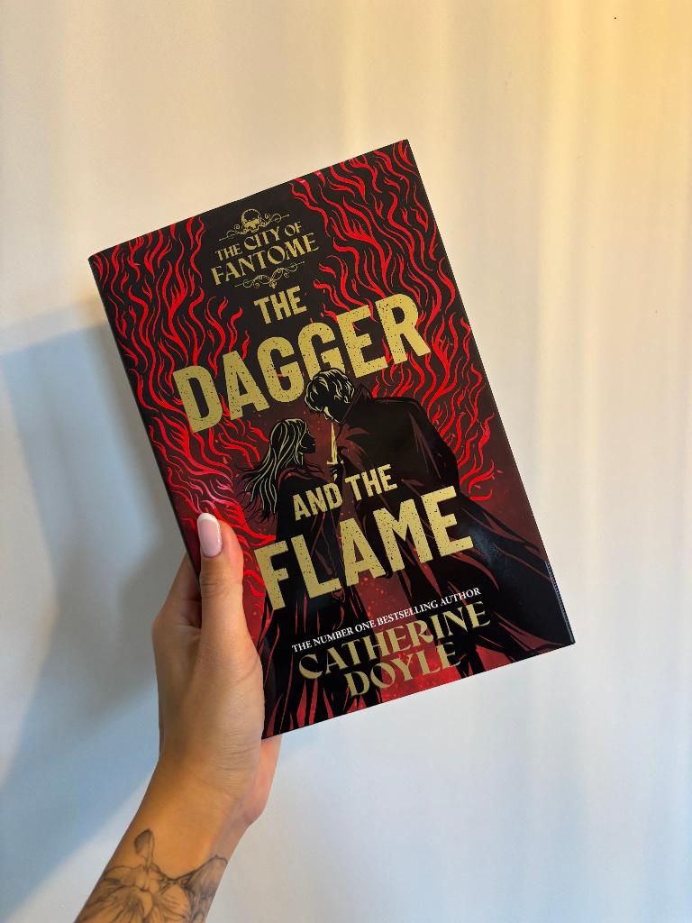 Fairyloot editieThe dagger and the flame van Catherine Doyle, Ophalen, Nieuw, Catherine Doyle