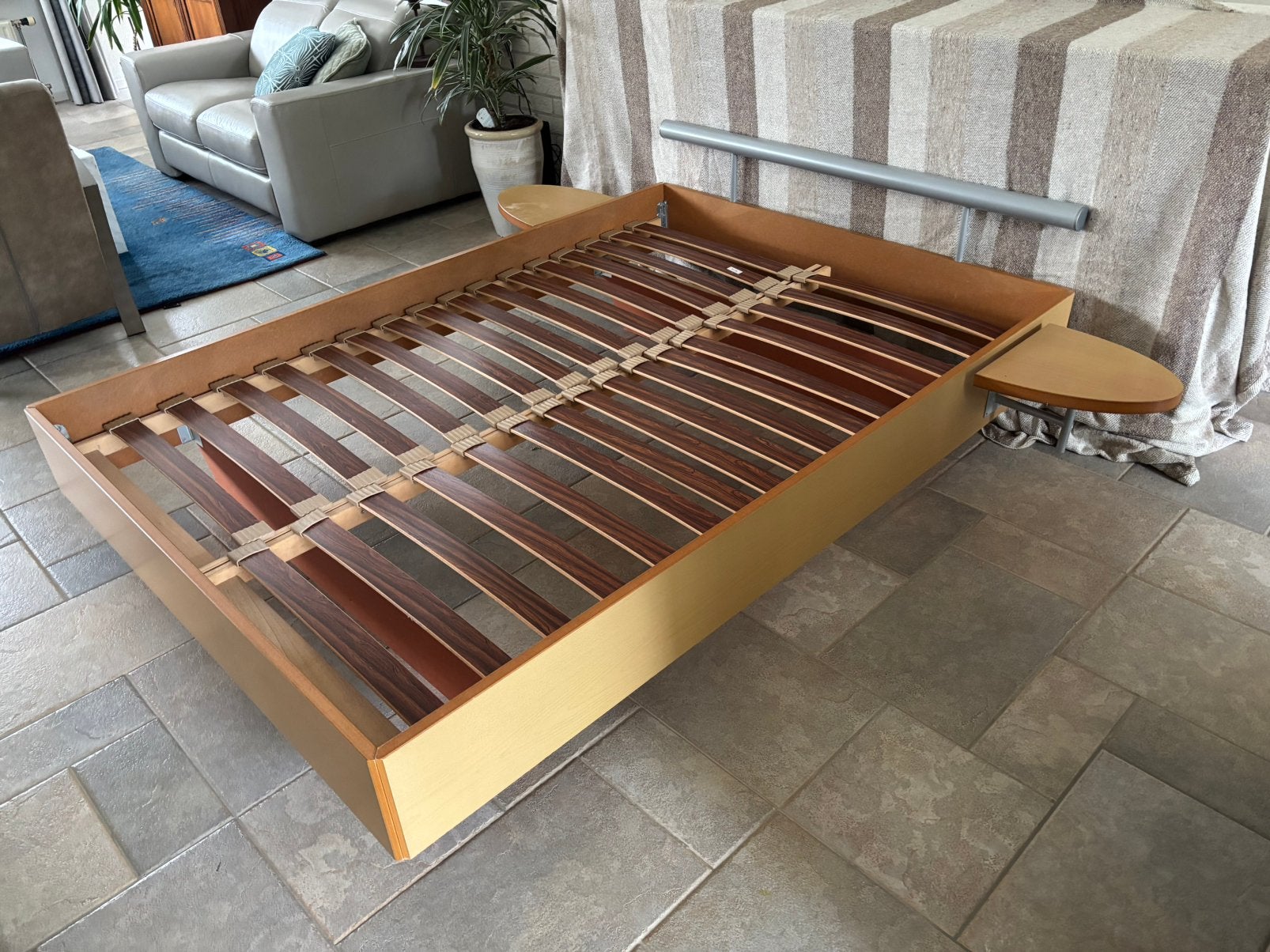 Degelijk slaapkamer bed ombouw zonder matras, Ophalen, Tweepersoons, 140 cm, Zo goed als nieuw