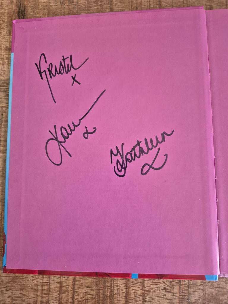 Gesigneerd boek van K3 originals met ECHTE handtekeningen, Verzamelen, Muziek, Artiesten en Beroemdheden, Ophalen of Verzenden