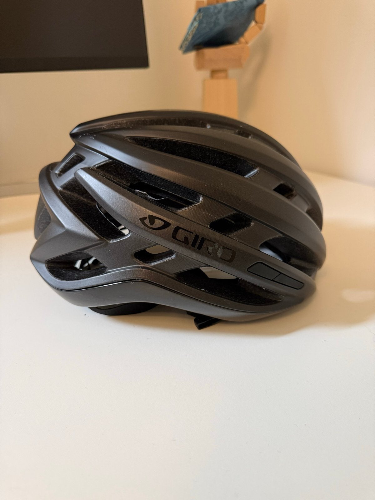 Giro fietshelm met MIPS-technologie, Fietsen en Brommers, Fietsaccessoires | Fietshelmen, Ophalen, Gebruikt, Heer of Dame