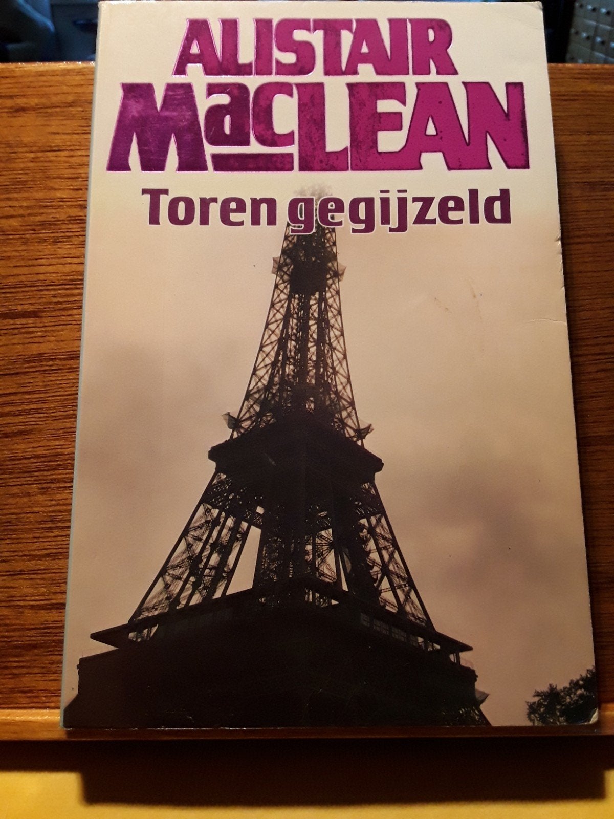 Alistair MacLean - Toren gegijzeld, Ophalen of Verzenden, Gelezen, Alistair MacLean