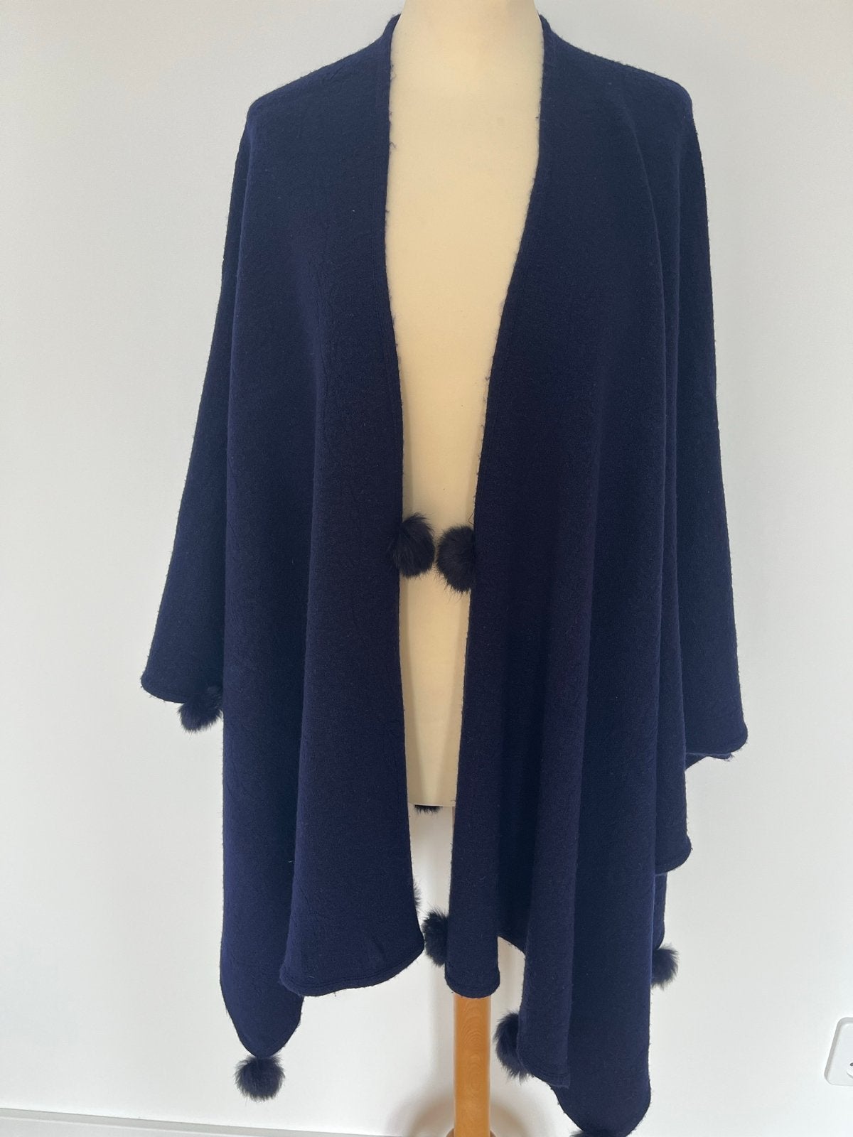 Donkerblauwe cape met pompons, Ophalen of Verzenden, Gedragen, Maat 38/40 (M), Blauw