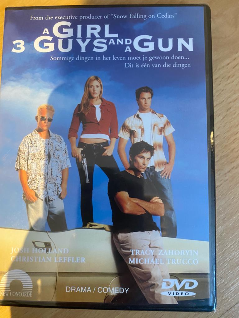 DVD A Girl 3 Guys and a Gun ( Nieuw in verpakking), Vanaf 12 jaar, Ophalen of Verzenden, Nieuw in verpakking, Romantische komedie
