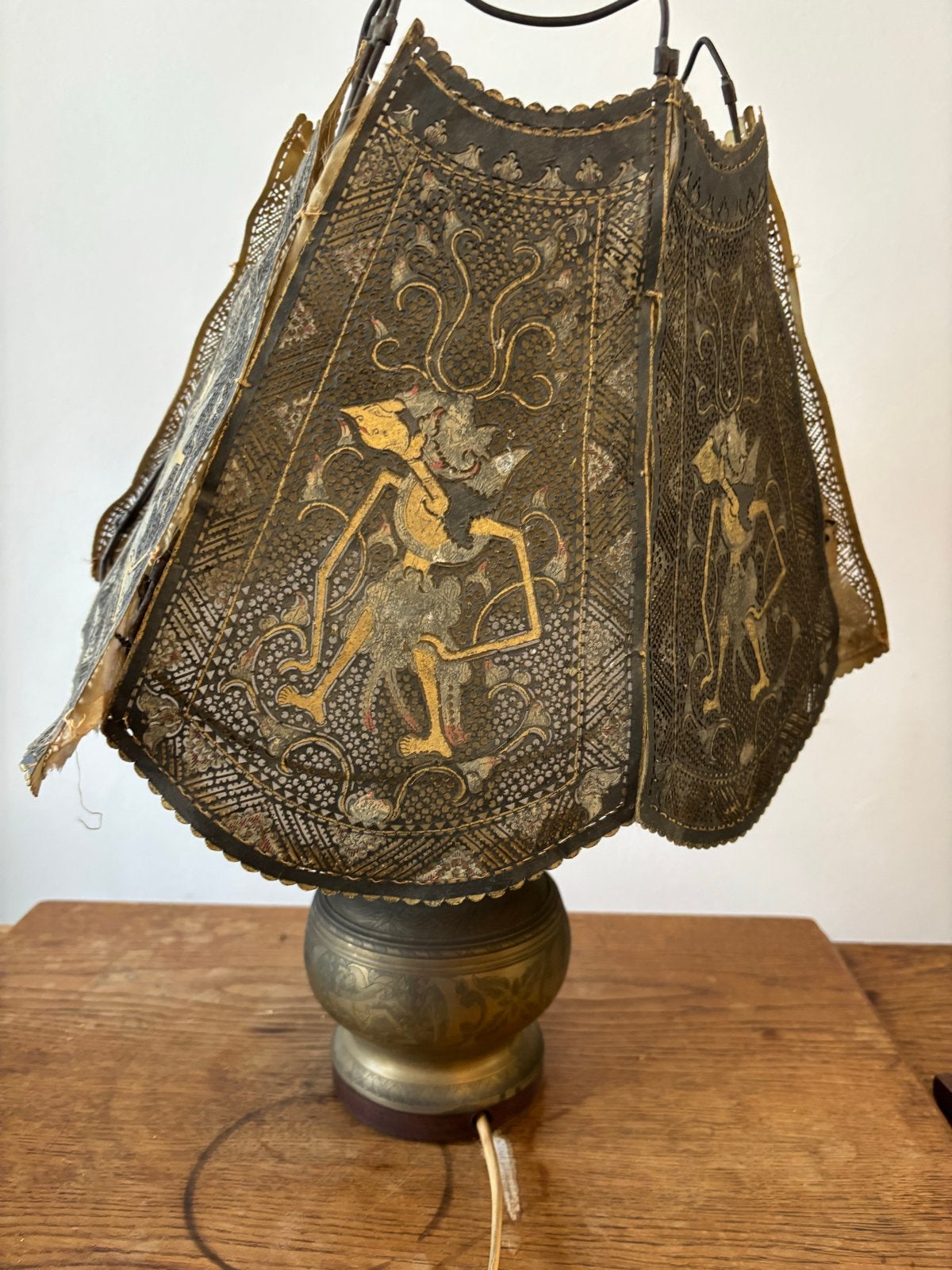 Koloniale tafellamp met Wayang-achtige kap, Ophalen of Verzenden