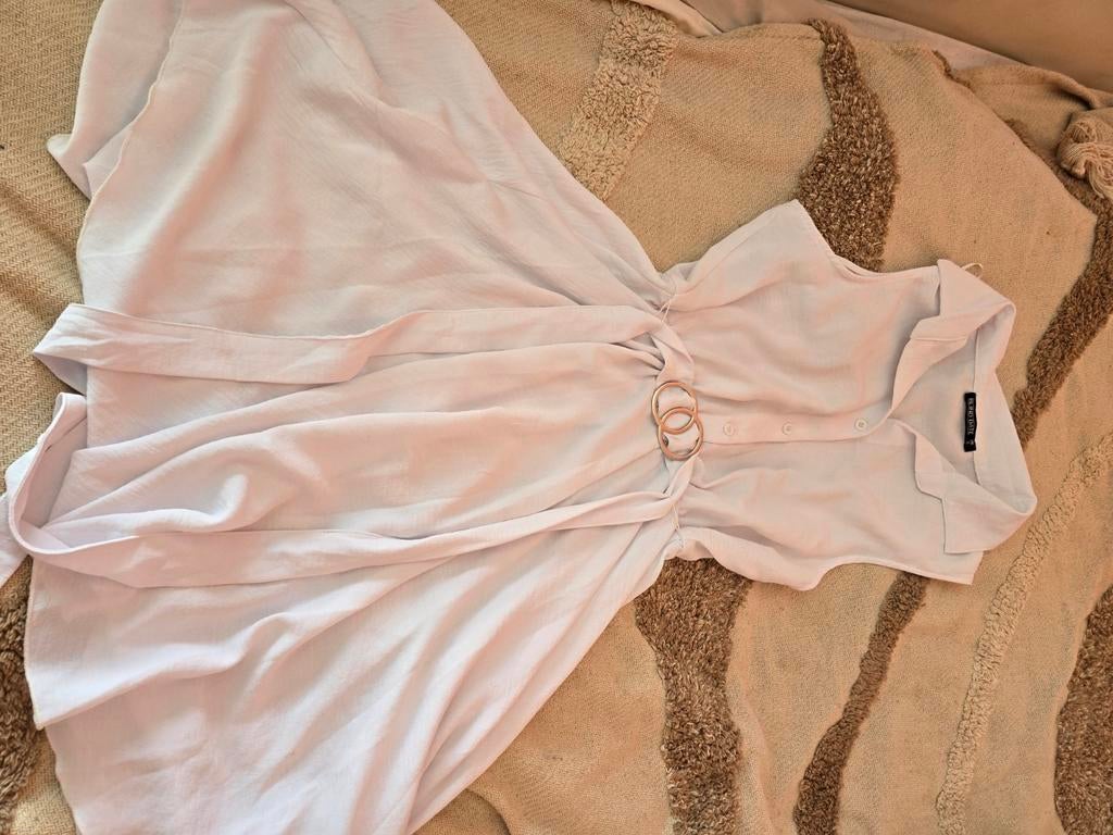 Witte jurk met riem en gouden ringen, Kleding | Dames, Jurken, Ophalen of Verzenden, Zo goed als nieuw, Roze, Onder de knie
