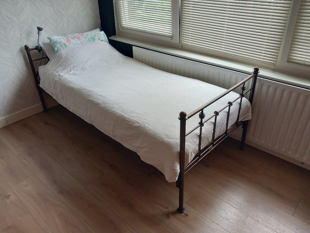 Spijlenbed 90x200 met verstelbare lattenbodem (hoofd + voet), Ophalen, 90 cm, Eenpersoons, Bruin