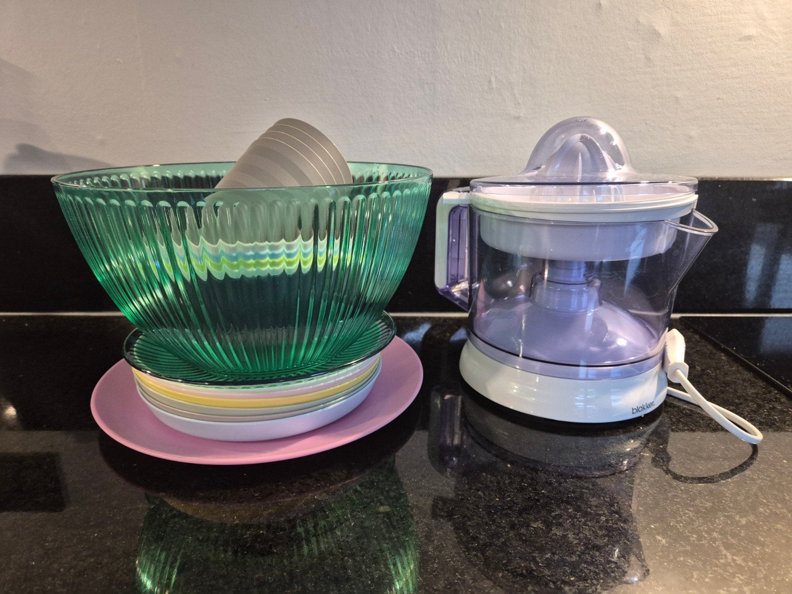 Plastic servies en juicer, Huis en Inrichting, Ophalen, Overige materialen, Overige stijlen