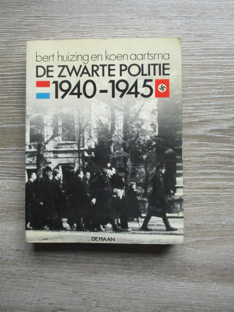 De zwarte politie 1940-1945 - Bert Huizing en Koen Aartsma, Ophalen of Verzenden, Tweede Wereldoorlog, Gelezen, Overige onderwerpen