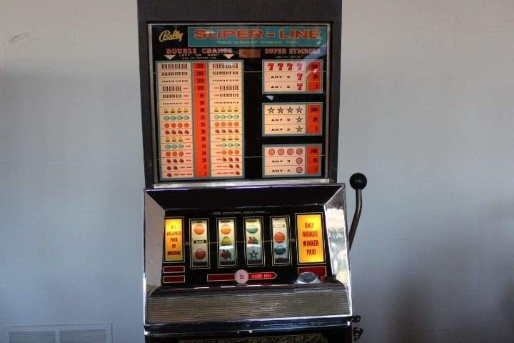 BALLY SUPER LINE Slotmachine 4 rollen met uitbetaling, Overige munten, Ophalen of Verzenden, Zo goed als nieuw, Met sleutels