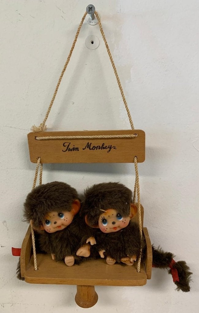 Vintage Monchhichi tweeling aapjes op een schommel, Ophalen of Verzenden, Gebruikt, Pop