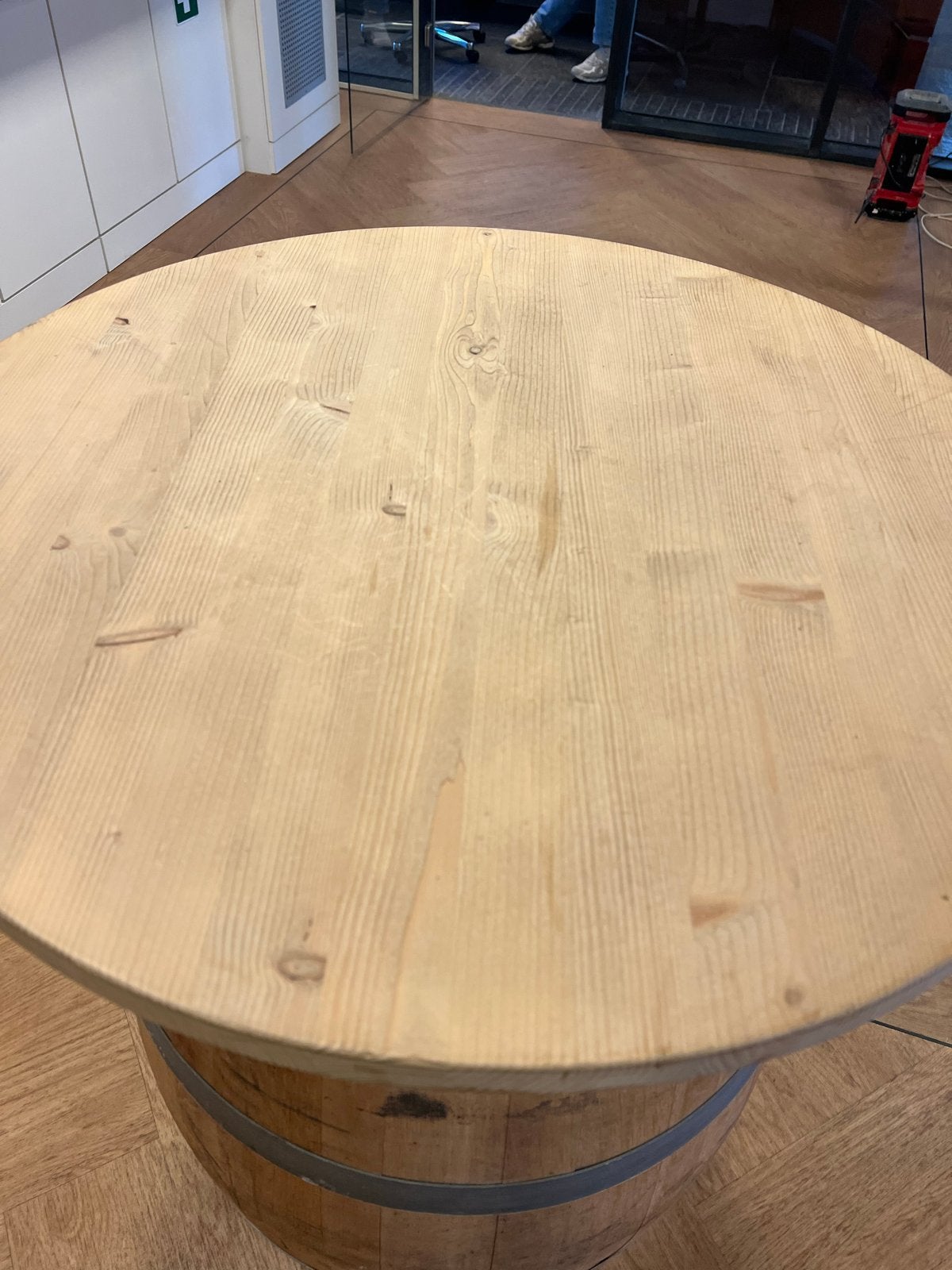 Houten statafel op wijnvat - 105cm hoog, 78x78cm blad, Huis en Inrichting, Ophalen, Gebruikt