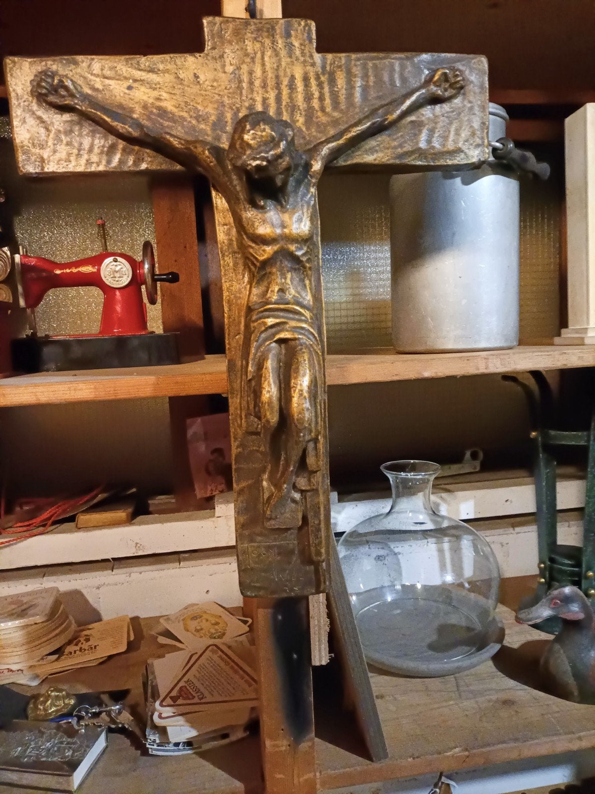 Antiek stenen crucifix bronskleur. Gesigneerd. Vintage., Antiek en Kunst, Antiek | Religie, Ophalen of Verzenden