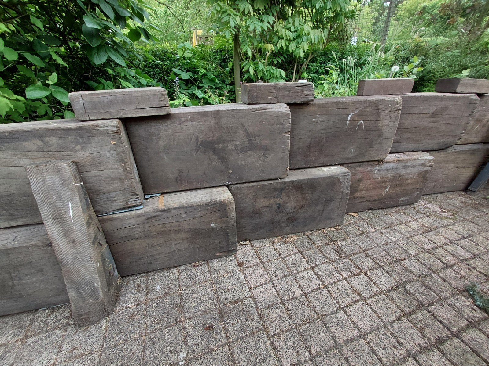 Opbokblokken/ scheepsbokken of sokkel.  Massief basralocus, Ophalen, Gebruikt