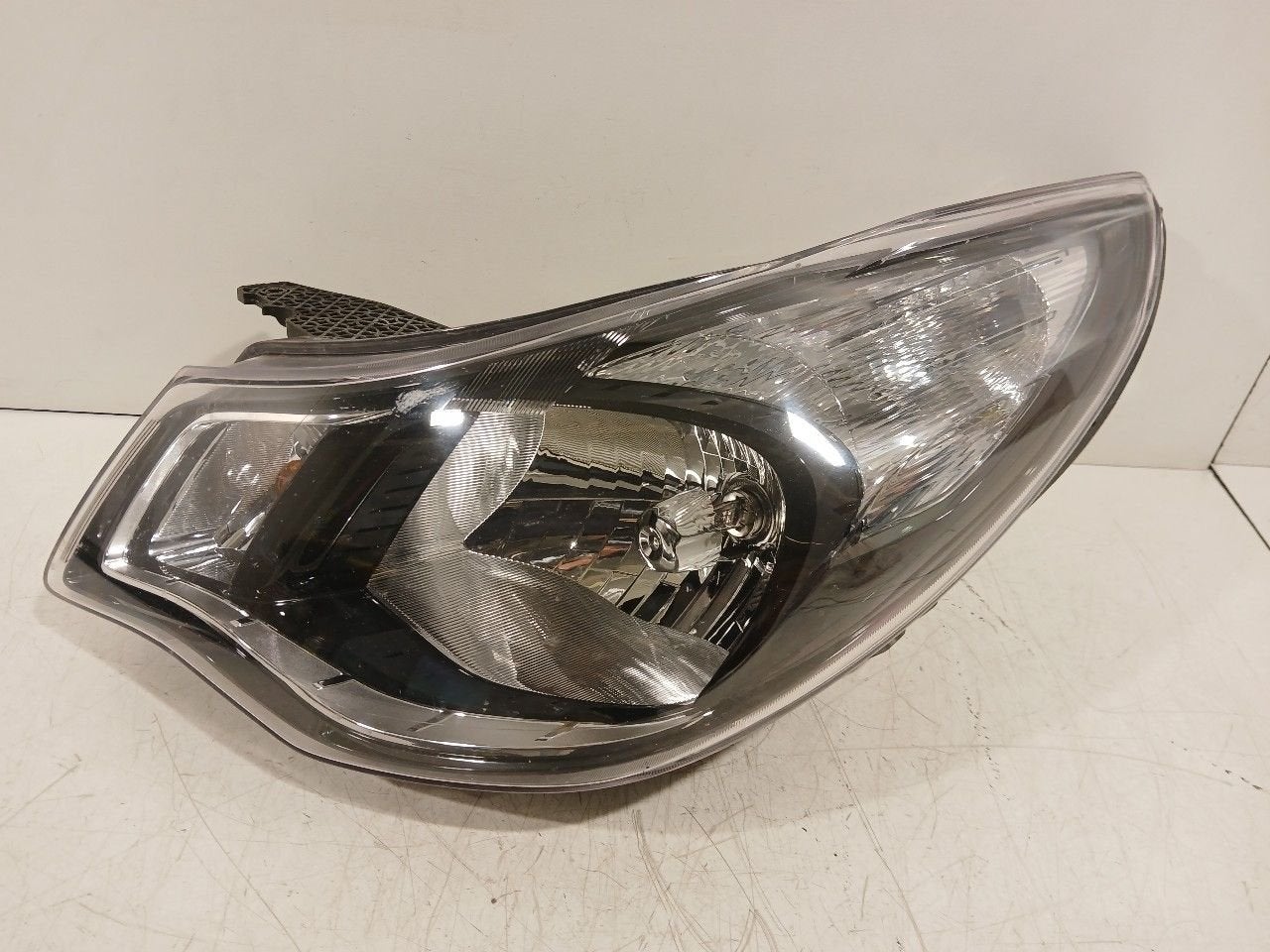 Koplamp links Opel Karl, Auto-onderdelen, Onderdelen@venauto.nl, Van der Ven Autorecycling B.V., Gebruikt, Ettenseweg 76, 4706 PB Roosendaal, The Netherlands